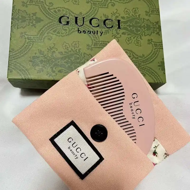 Grzebień Gucci Beauty jasnoróżowy z etui i ozdobnym pudełkiem Bezpieczne zakupy