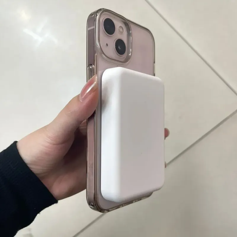 Dostępne od ręki Power Bank Indukcyjny Magnetyczny Biały - Kompaktowy