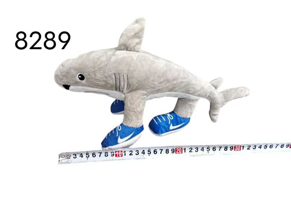 Maskotka pluszowy rekin szary w niebieskich Nike Air 30cm Bezpieczne zakupy